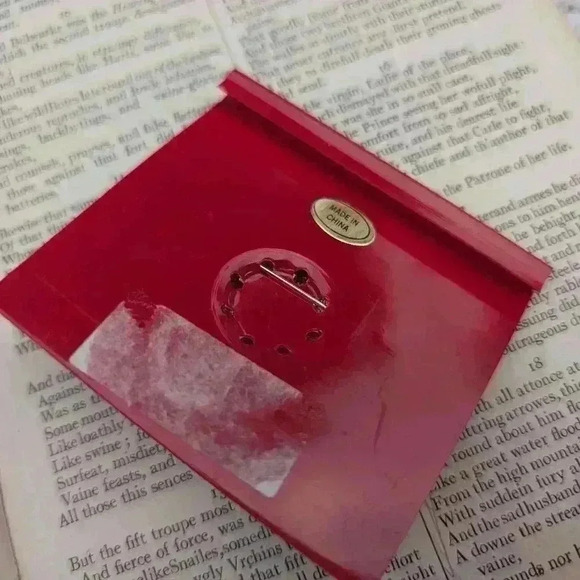 Heart brooch  with snowflake design - Picture 6 of 7